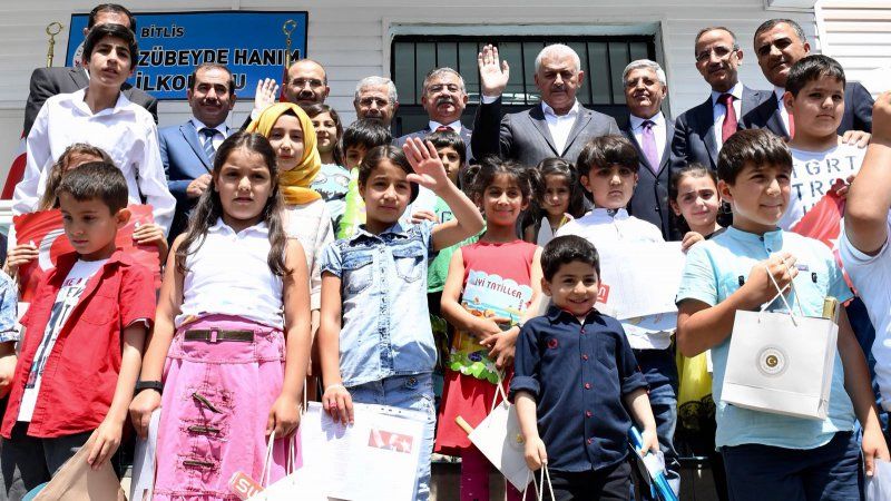 Başbakan Yıldırım ve Bakan Yılmaz, Bitlis’te karne dağıtım törenine katıldı